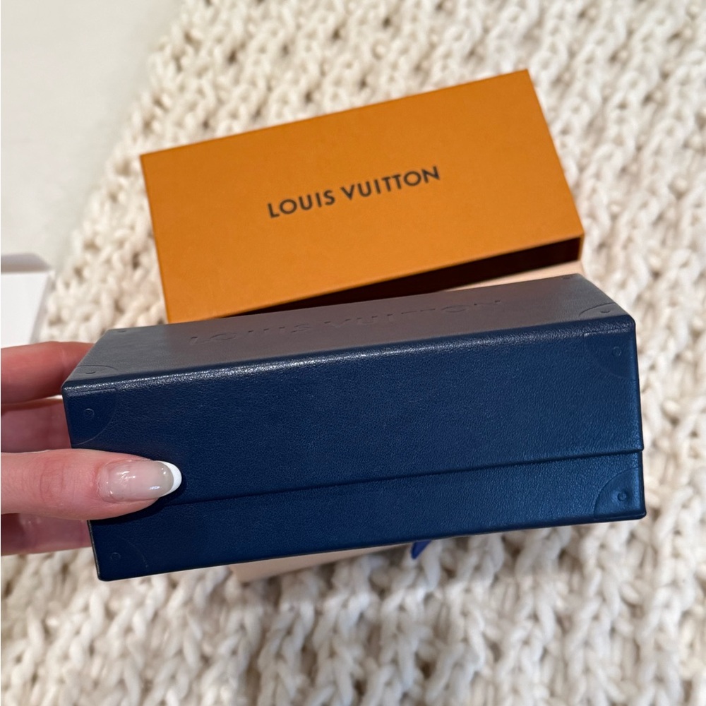 LOUIS VUITTON NEON LV SHADOW SQUARE SUNGLASSES - Picture 5 of 9